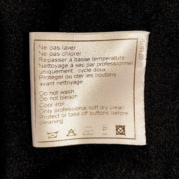 CHANEL Tweed Jacket!! Black & White Tweed Wool Jacket - Picture 14 of 15